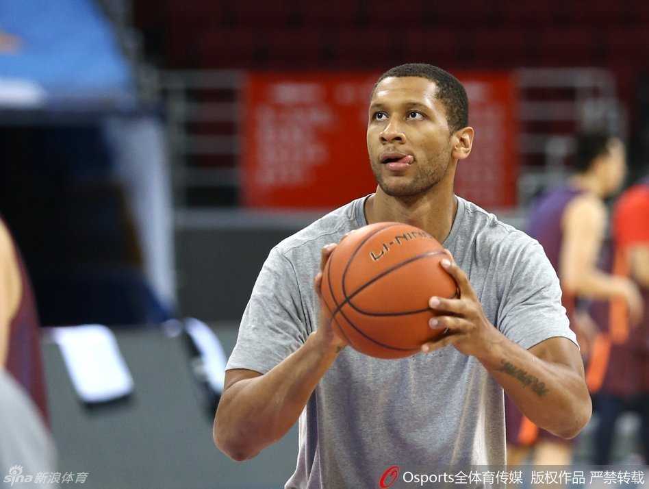 京粤绝杀余温未散,群雄并起谁主沉浮:回望CBA二零一五之冬 山东队外援比斯利在训练中突然熊抱住队友丁彦雨航,搞怪的两人开怀大笑,这亲密的一幕展现了当时球队内部轻松融洽的备战氛围。