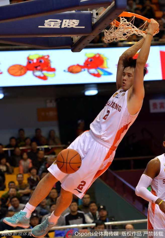 京粤辽三分天下,回首二〇一六赛季全明星首发那段激情燃烧的岁月 男篮旗帜易建联在场上神情专注,眼神中透露出舍我其谁的霸气,准备捍卫南区明星队的荣耀。