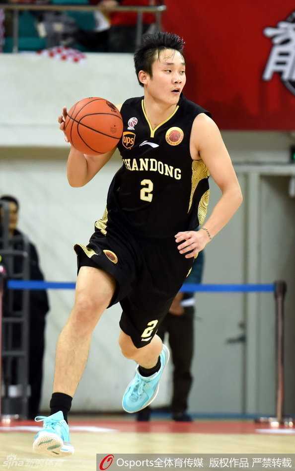 京粤辽三分天下,回首二〇一六赛季全明星首发那段激情燃烧的岁月 弗雷戴特出手三分瞬间,篮球在空中划过美妙弧线,这位上海队的得分机器眼神坚毅。