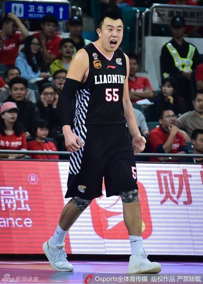 京粤辽三分天下,回首二〇一六赛季全明星首发那段激情燃烧的岁月 顾全在底角瞄准篮筐准备发炮,作为深圳队的神射手,他在南区锋线上占据一席之地。