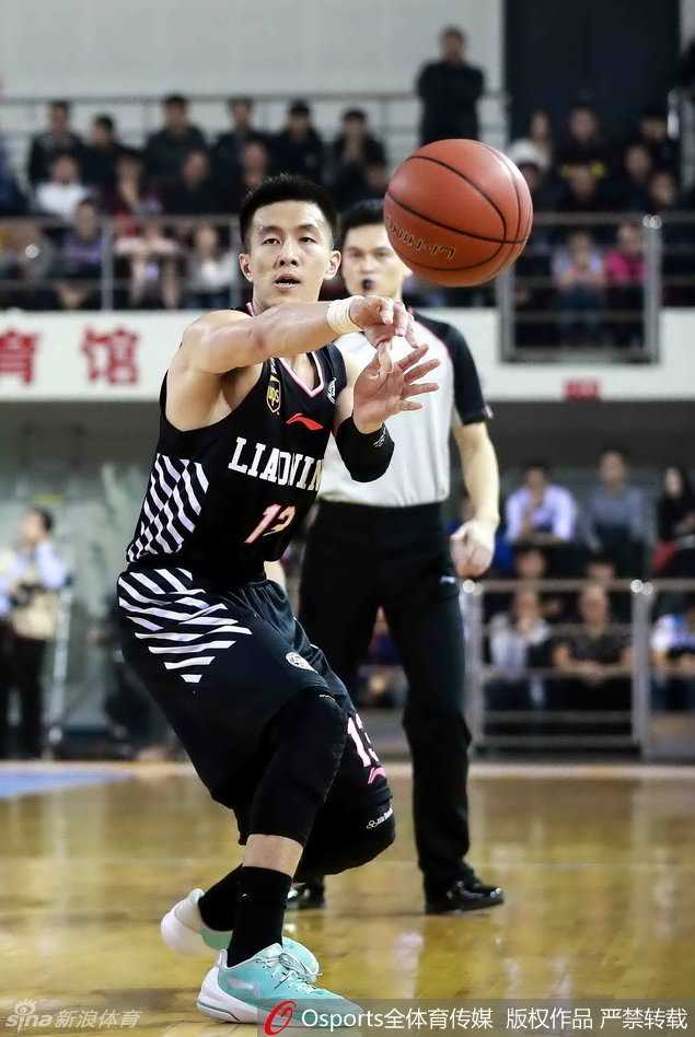 京粤辽三分天下,回首二〇一六赛季全明星首发那段激情燃烧的岁月 郭艾伦快速推进发起反击,灵动的身影正如辽宁队的发动机,充满了青春的活力。