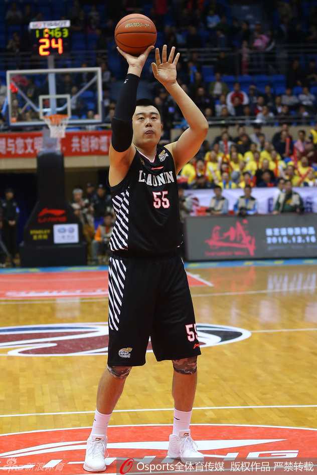 京粤辽三分天下,回首二〇一六赛季全明星首发那段激情燃烧的岁月 韩德君在内线卡位要球,巨大的体型优势彰显了北区首发中锋的统治力。