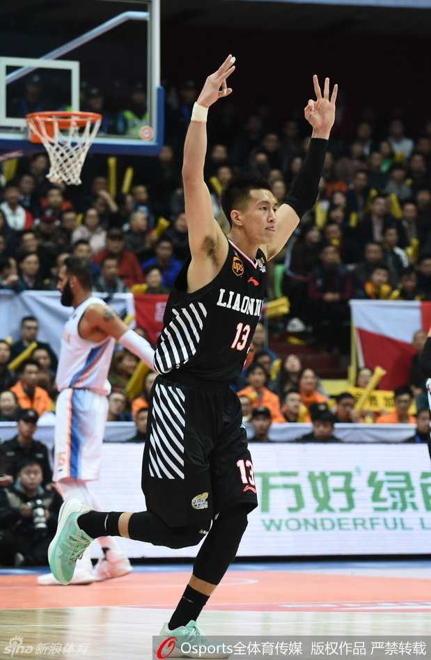 京粤辽三分天下,回首二〇一六赛季全明星首发那段激情燃烧的岁月 马布里运球突破,脸上写满了坚韧与不屈,这位北京队的灵魂人物再次荣膺票王瞬间。