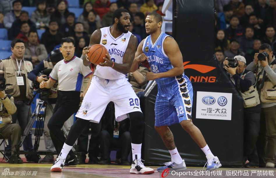 京苏大战风云录:奥登篮下称霸,老马血染赛场 禁区内奥登张开双臂遮天蔽日,莫里斯背身单打却难觅出手空间,两人肌肉碰撞的瞬间仿佛时间都凝固了。