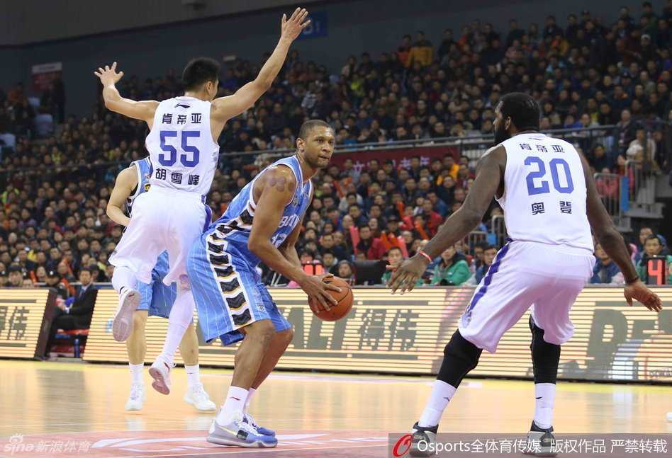 京苏大战风云录:奥登篮下称霸,老马血染赛场 胡雪峰俯身单臂将球拍落,马布里重心失衡失去球权,旁边准备接应的队友脸上写满了惊讶。