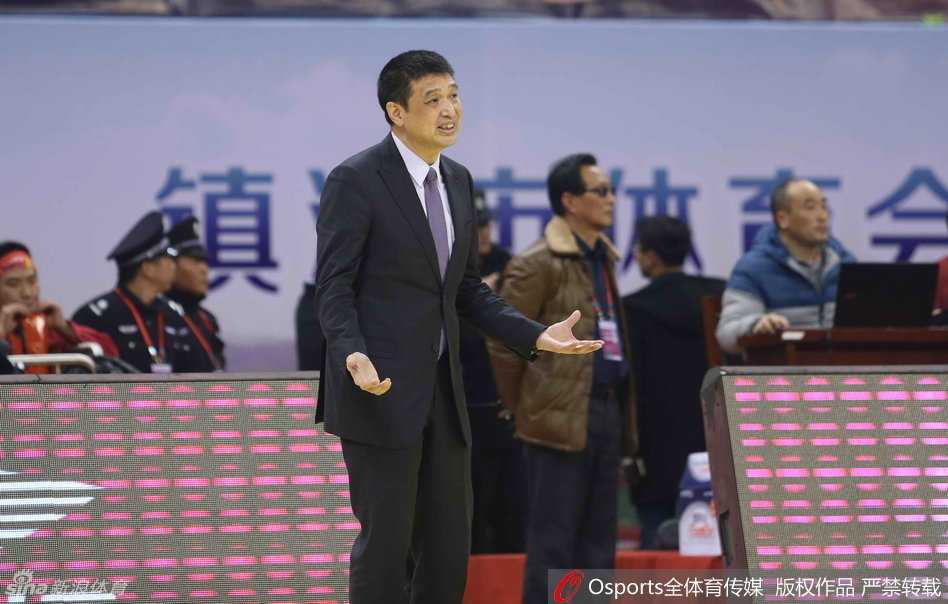 京苏大战风云录:奥登篮下称霸,老马血染赛场 吉喆高高跃起单臂将球砸进篮筐,身后追防的江苏球员面露无奈,整个球馆为之沸腾。