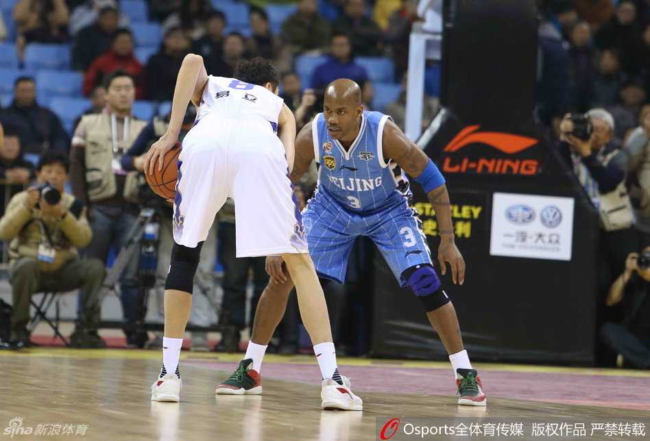 京苏大战风云录:奥登篮下称霸,老马血染赛场 陈磊身披江苏战袍突破老队友的防线,眼中满是坚毅,仿佛要用这一球证明自己的价值。