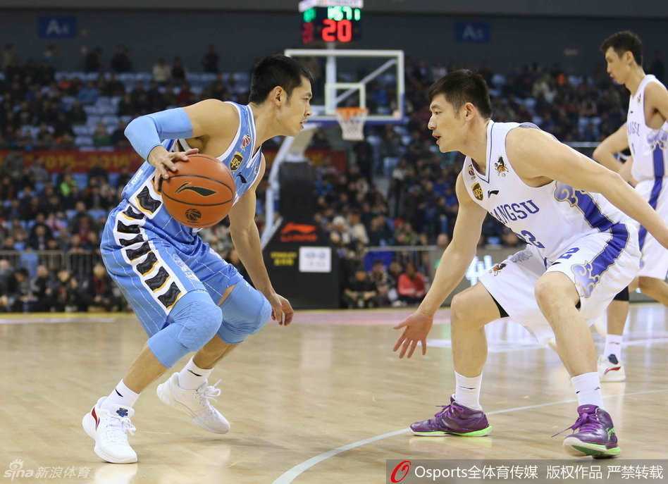 京苏大战风云录:奥登篮下称霸,老马血染赛场 马布里眉骨贴着白色胶布,鲜血渗出胶布边缘,他咬着牙带球强行突破易立的贴身防守。