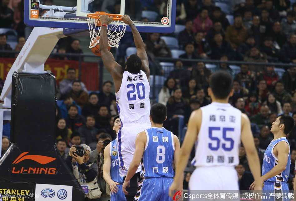 京苏大战风云录:奥登篮下称霸,老马血染赛场 闵鹿蕾在场边紧握双拳,张大嘴巴神情焦虑地指挥防守,额头上的皱纹里仿佛都刻着比赛的紧张。