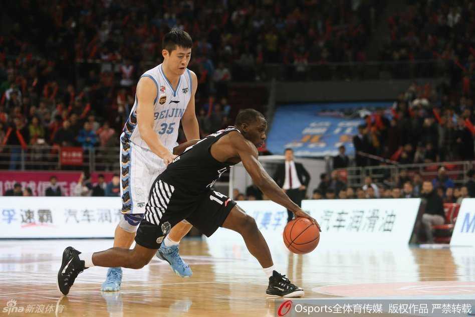 京辽大战经典回眸:哈德森马布里巅峰斗法,辽宁攻陷魔鬼主场 哈德森借助掩护强行突破,他目光如炬,北京队的防线在这一刻被撕裂