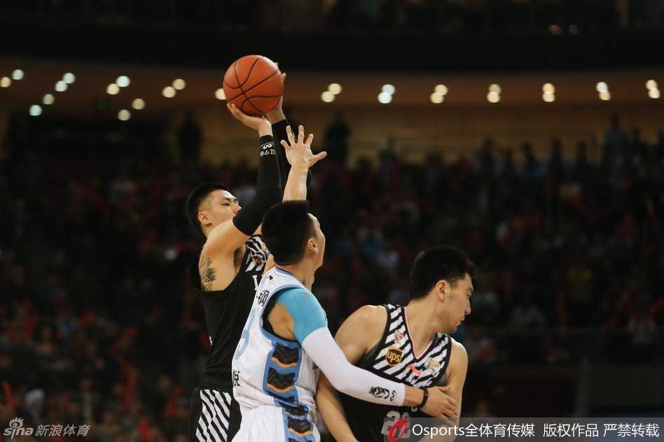 京辽大战经典回眸:哈德森马布里巅峰斗法,辽宁攻陷魔鬼主场 马布里顶住防守压力强行三分出手,篮球刚刚离开指尖,整个五棵松为之屏息