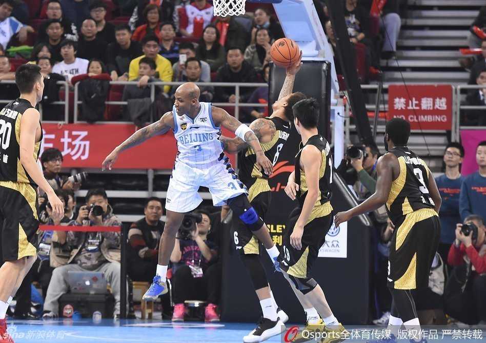 京辽大战经典回眸:老马独闯虎穴浴血夺赛点 四十岁的马布里如猎豹般决绝,迎着防守强行突破上篮,眼神中燃烧着对胜利的渴望。