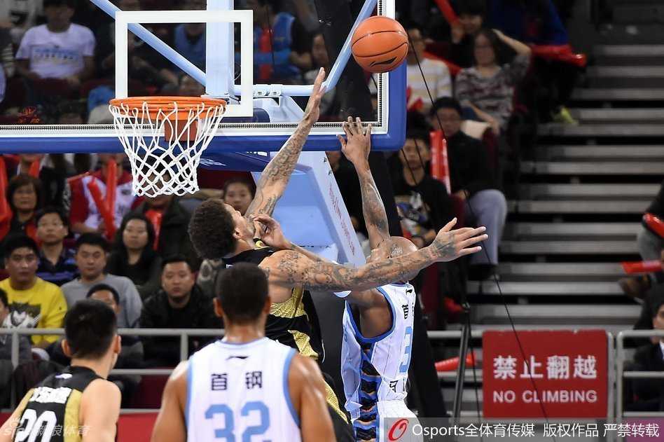 京辽大战经典回眸:老马独闯虎穴浴血夺赛点 马布里在倒地扑防的杰特面前从容跃起,手中的篮球划出优美弧线,仿佛在宣告一位领袖的王者归来。