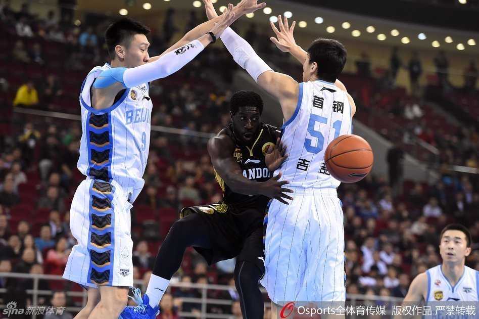 京辽大战经典回眸:老马独闯虎穴浴血夺赛点 丁彦雨航痛苦倒地,手指渗出的鲜血染红了绷带,这是总决赛战场上最真实、最残酷的勋章。