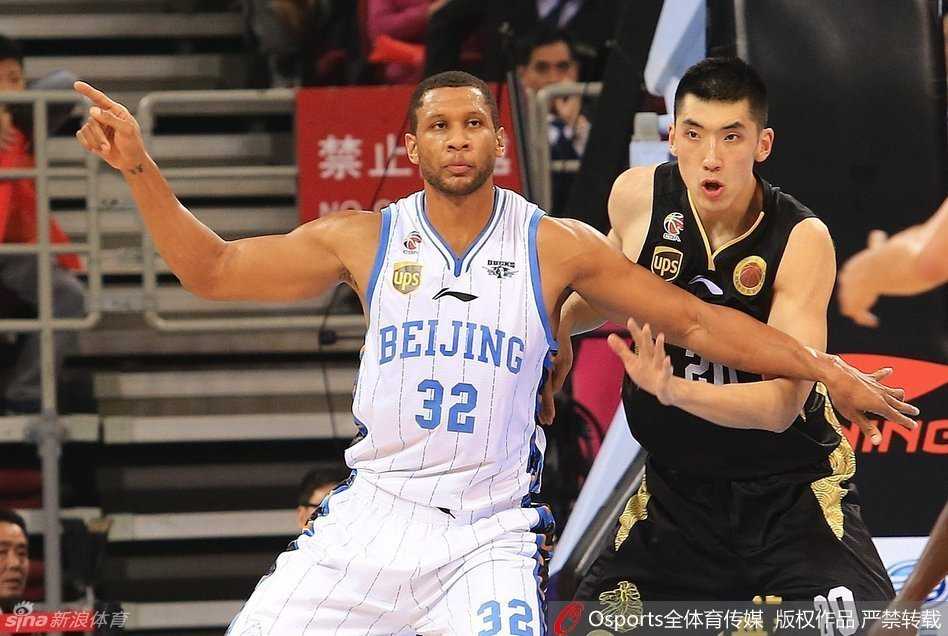 京辽大战经典回眸:老马独闯虎穴浴血夺赛点 老马与吉喆在篮下形成二打一的绝对优势,一次精妙的配合撕开了辽宁队的最后一道防线,也撕裂了对手的心理防线。