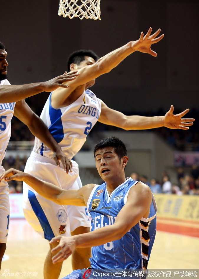 京青岛之战烽火录:老马冤怨离场,带病莫里斯独木难支 赛后,莫里斯拉起倒在地上的马布里,两人眼神交汇,无需言语。在这片充满硝烟的战场上,唯有彼此的扶持是最坚实的依靠。