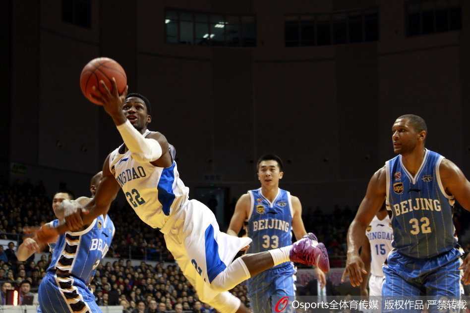 京青岛之战烽火录:老马冤怨离场,带病莫里斯独木难支 兰多夫·莫里斯在对方内线的严防下痛苦倒地,他紧咬牙关,双手撑地,试图立刻起身参与防守,展现了带病作战的铁血意志。