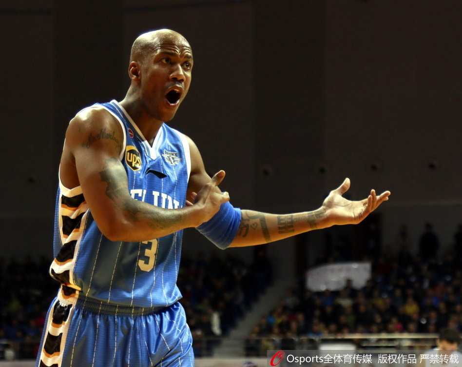 京青岛之战烽火录:老马冤怨离场,带病莫里斯独木难支 莫里斯在拼抢中捂住自己的手掌,面露痛苦之色,伤病困扰下的他依然选择坚持战斗,这种精神感染了在场的每一位队友。