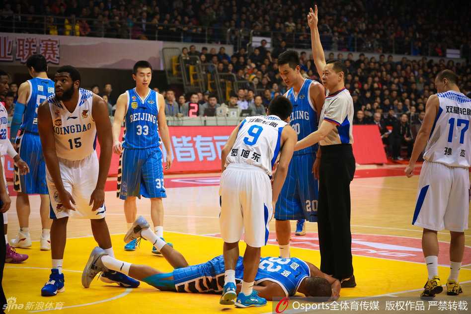 京青岛之战烽火录:老马冤怨离场,带病莫里斯独木难支 马布里在防守球员的紧逼下强行跳起投篮,身体在空中完全舒展,虽然对手极力干扰,但老马的眼中只有篮筐。