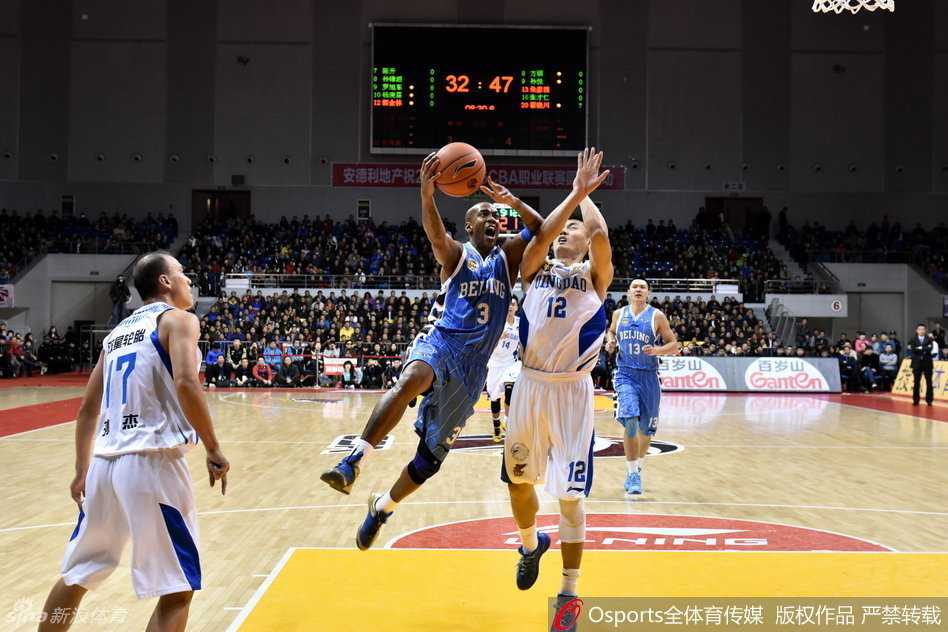 京青岛之战烽火录:老马冤怨离场,带病莫里斯独木难支 斯蒂芬·马布里眼神坚毅,面对青岛队的重重防守,他如闪电般强行突破,经典的“老马上篮”姿势点燃了全场球迷的激情。