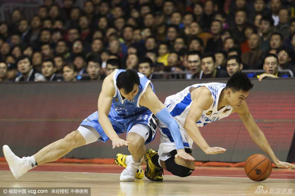 京青岛之战烽火录:老马冤怨离场,带病莫里斯独木难支 北京队替补球员常林在场边目睹激烈判罚,表情极度夸张,张大的嘴巴和瞪圆的眼睛透露出他对场上局势的惊讶与担忧。