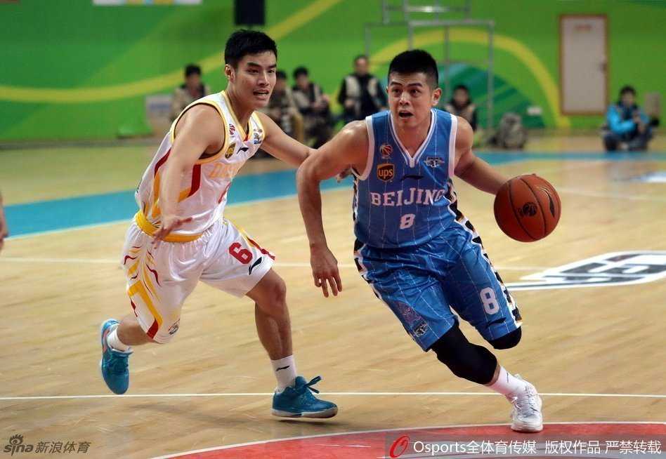 京韵悠长,首钢不死鸟的四年三冠与晓川展翅瞬间 方硕如利刃般撕开防线,眼神坚定的他正在寻找传给莫里斯的最佳路线