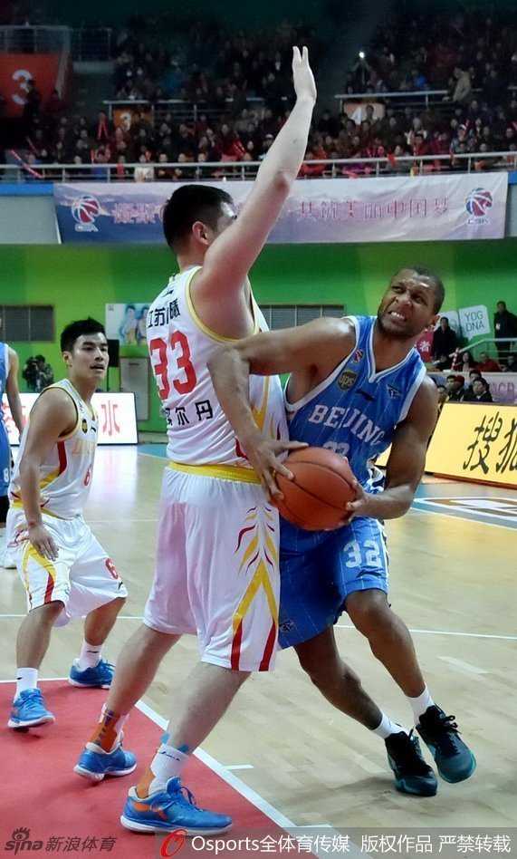 京韵悠长,首钢不死鸟的四年三冠与晓川展翅瞬间 莫里斯在禁区边缘背身强打,肌肉线条在对抗中绷紧,准备用标志性的篮下脚步强攻得分