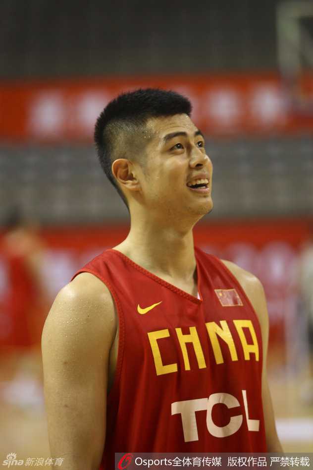 京鲁双核驱动国奥备战 方硕陶汉林领衔青春风暴 看着队友们的搞怪互动,方硕脸上浮现出一丝神秘而自信的“蜜汁微笑”,似乎一切尽在掌握,又仿佛在酝酿下一次精彩的过人。