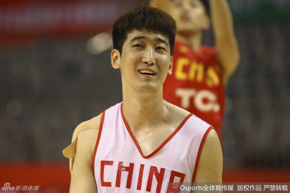 京鲁双核驱动国奥备战 方硕陶汉林领衔青春风暴 方硕在三分线外完成出手,目光紧紧追随篮球的轨迹飞向篮筐,眼神中透露出对每一个进球都极度渴望的专注与自信。