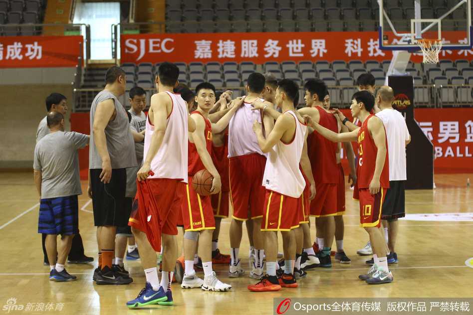 京鲁双核驱动国奥备战 方硕陶汉林领衔青春风暴 训练伊始,国奥队的小伙子们围拢在一起,手叠手高声呐喊打气,眼神中充满了对胜利的渴望,团结的氛围弥漫在整个球馆。