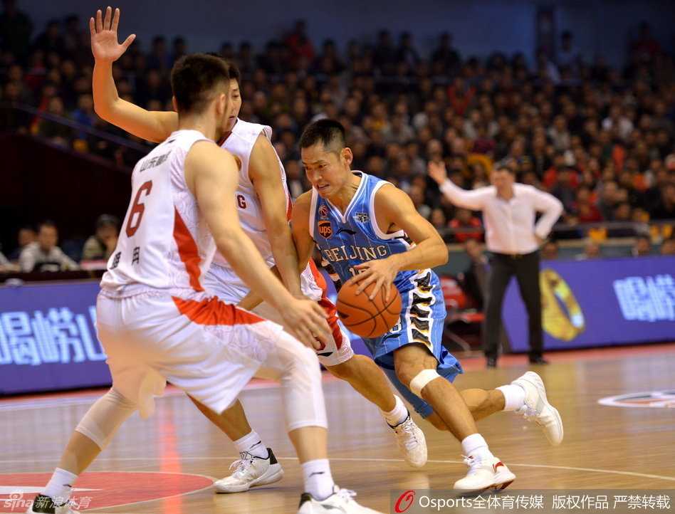 京鲁大战经典瞬间回顾 张三疯狂飙老马神步伐 张庆鹏在三分线外面对防守球员,眼神坚毅,手腕轻轻拨出皮球,划出一道完美弧线。