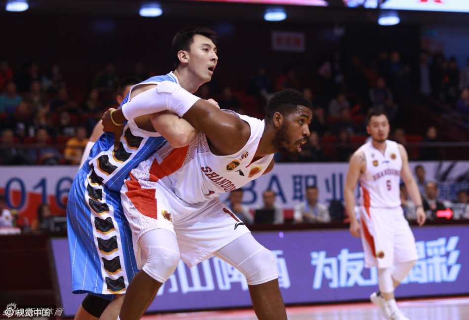 京鲁大战经典瞬间回顾 张三疯狂飙老马神步伐 翟晓川在边线附近背身护球,他张开双臂,用身体完全挡住身后的防守者,眼神警惕地寻找传球路线。