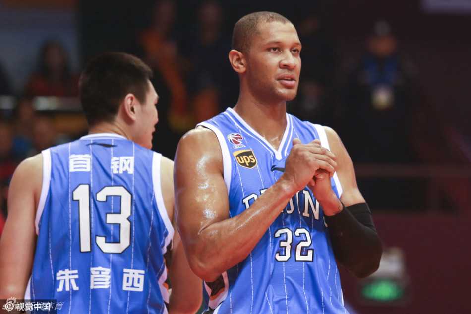 京鲁大战经典瞬间回顾 张三疯狂飙老马神步伐 莫里斯在篮下与山东队内线球员展开激烈争夺,双方手臂纠缠在一起,肌肉线条凸显出肉搏战的激烈程度。