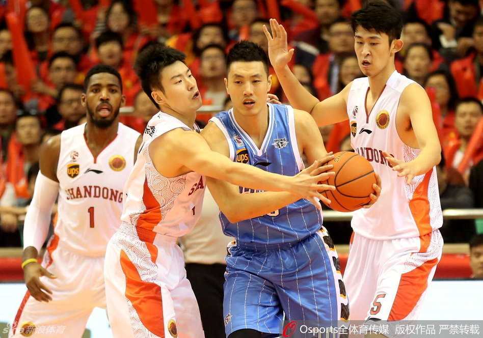 京鲁大战经典瞬间回顾 张三疯狂飙老马神步伐 丁彦雨航面对北京队的防守,高高跃起,手腕轻压,完成一次飘逸的中距离投射。