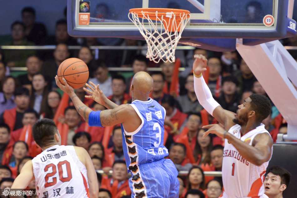 京鲁大战经典瞬间回顾 张三疯狂飙老马神步伐 马布里运球突破,身体略微倾斜,正试图从两名防守球员的夹击中穿过,步伐灵活而坚定。