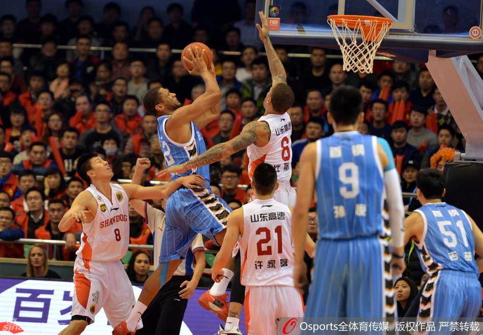 京鲁大战经典瞬间:睢冉锁死马布里,丁彦雨航暴扣震撼五棵松 马布里摔倒在地,但眼神依然紧紧盯着裁判手中的球,身体对抗的激烈程度从这摔倒的一刻可见一斑。