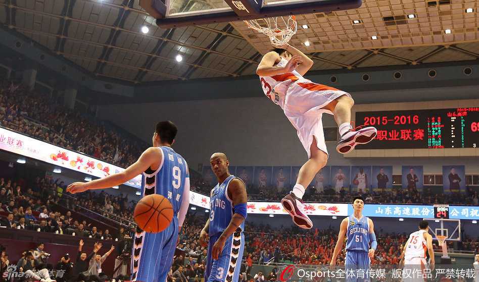 京鲁大战经典瞬间:睢冉锁死马布里,丁彦雨航暴扣震撼五棵松 丁彦雨航在两名北京队员头顶完成势大力沉的双手暴扣,眼神中闪烁着无畏的杀气,整个篮架都在颤抖。