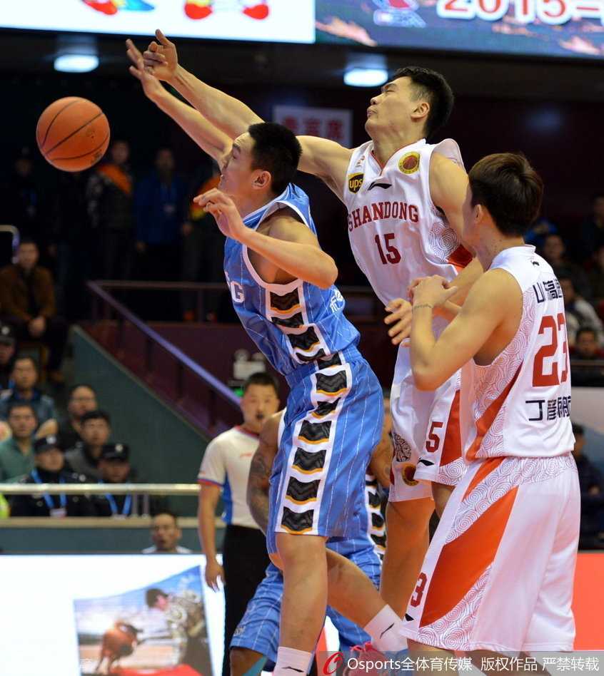 京鲁大战经典瞬间:睢冉锁死马布里,丁彦雨航暴扣震撼五棵松 杰特在人群中穿梭,利用速度撕开北京队的防线,他的突破如同利刃,让补防的球员望尘莫及。