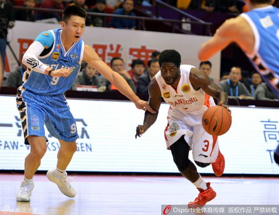 京鲁大战经典瞬间:睢冉锁死马布里,丁彦雨航暴扣震撼五棵松 孙悦高高跃起,手臂完全伸展,送给对手一记遮天大帽,落地后他神色从容地与队友击掌交流战术。