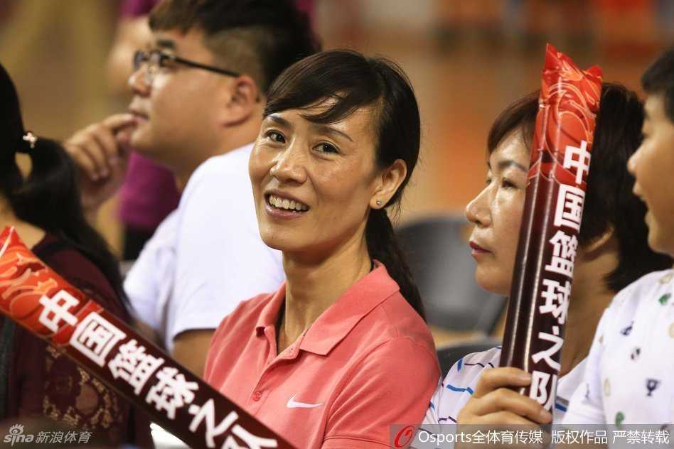 亲情的助威:李根家乡爆发砍高分,周琦母亲场边见证男篮连胜 李根的女友王星洋在场边为男友加油鼓劲,面容姣好的她眼神中透着关切与自豪,见证了李根在家乡的荣耀时刻。