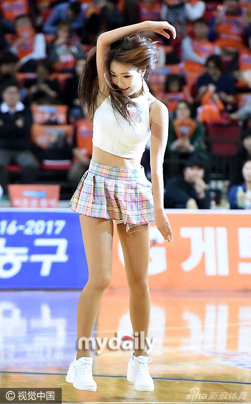 仁川体育馆的烈火青春:韩国啦啦队女郎如何用超短裙热舞点燃职业篮球赛场 舞台中央,这位身材高挑的舞者正侧身对着镜头,紧身的上衣勾勒出完美的身体曲线,她随着音乐节奏轻轻摆动手臂,虽然只是静态的一瞬,却仿佛能让人听到现场那震耳欲聋的欢呼声。