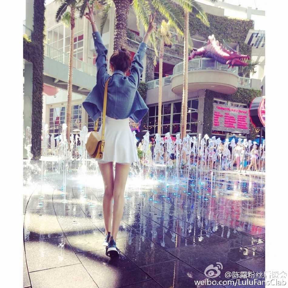 陈露侧身而立，优越的身材比例一览无余，那双线条紧致的大长腿在纯色背景中仿佛自带光芒，无声地诉说着她作为专业模特的顶级素养