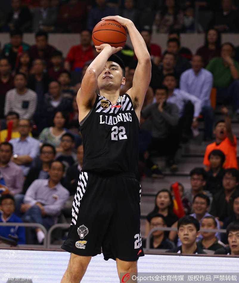 从“小二”到“二哥”:李晓旭的篮球人生,一部辽宁男篮的奋斗史 辽篮铁人李晓旭在球场上奋力拼抢,护膝磨损严重,伤痕累累的双腿见证了他钢铁般的意志