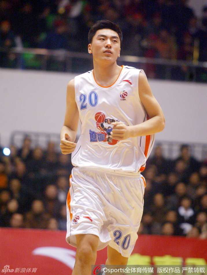 从“小二”到“二哥”:李晓旭的篮球人生,一部辽宁男篮的奋斗史 篮板悍将李晓旭在多名对手头顶高高跃起,用标志性的篮板球姿态将球牢牢控制在手中