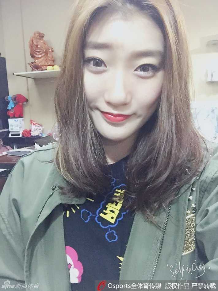 从伤病中涅槃的球场玫瑰 李梦的篮球人生与场下萌趣瞬间 李梦在镜头前戴着可爱的框架眼镜,眼神温柔地看向一侧,卸下赛场的杀气,展现出邻家女孩般的清新气质。