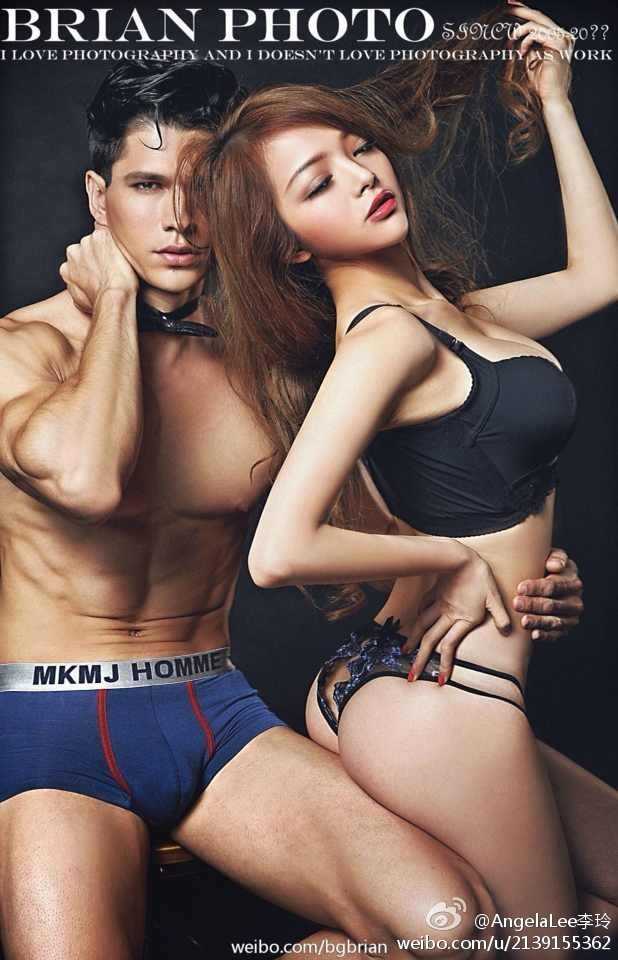 从健身自拍到网红经济:90后模特李玲的社交媒体时代印记 李玲的日常随拍,简单的T恤短裤也难掩她长期健身塑造的好身材,她对着镜头俏皮眨眼,展现出邻家女孩般的亲切感。