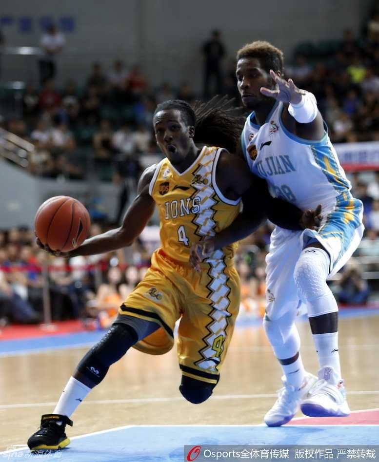 从刘晓宇表情包看本土悍将激战外援群星 刘晓宇被撞倒地,表情瞬间萌翻全场,贡献全新表情包。