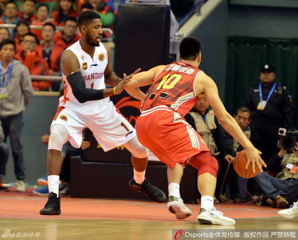 从刘晓宇表情包看本土悍将激战外援群星 邹雨宸意外受伤倒地,队友关切围拢,令人揪心一刻。