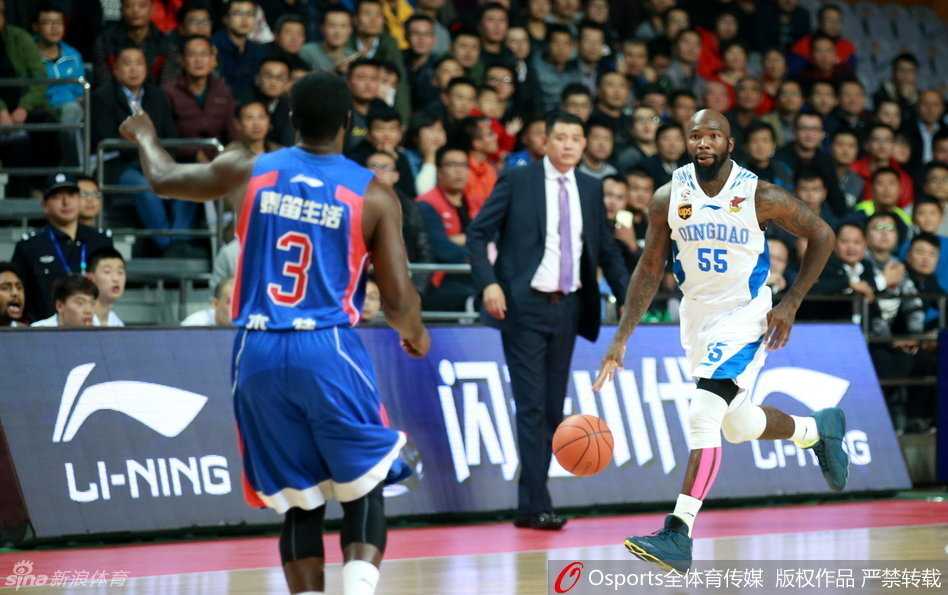 从刘晓宇表情包看本土悍将激战外援群星 张兆旭飞跃外援,双手隔扣震撼篮筐,霸气怒吼!