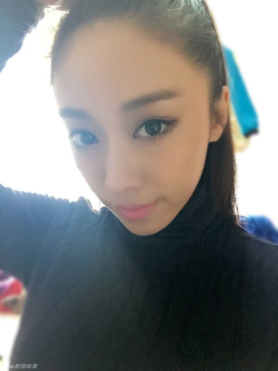 从啦啦队甜心到霸道女总裁:她的斜杠人生比聚光灯更耀眼 生活中的她亦有霸气外露的一面。干练的着装,坚定的步伐,即使身处人群中也自带强大气场,展现出霸道女总裁的迷人风采。